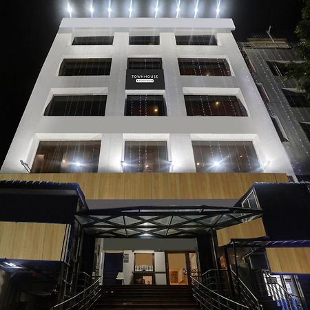 Townhouse Eluru Hotell Exteriör bild