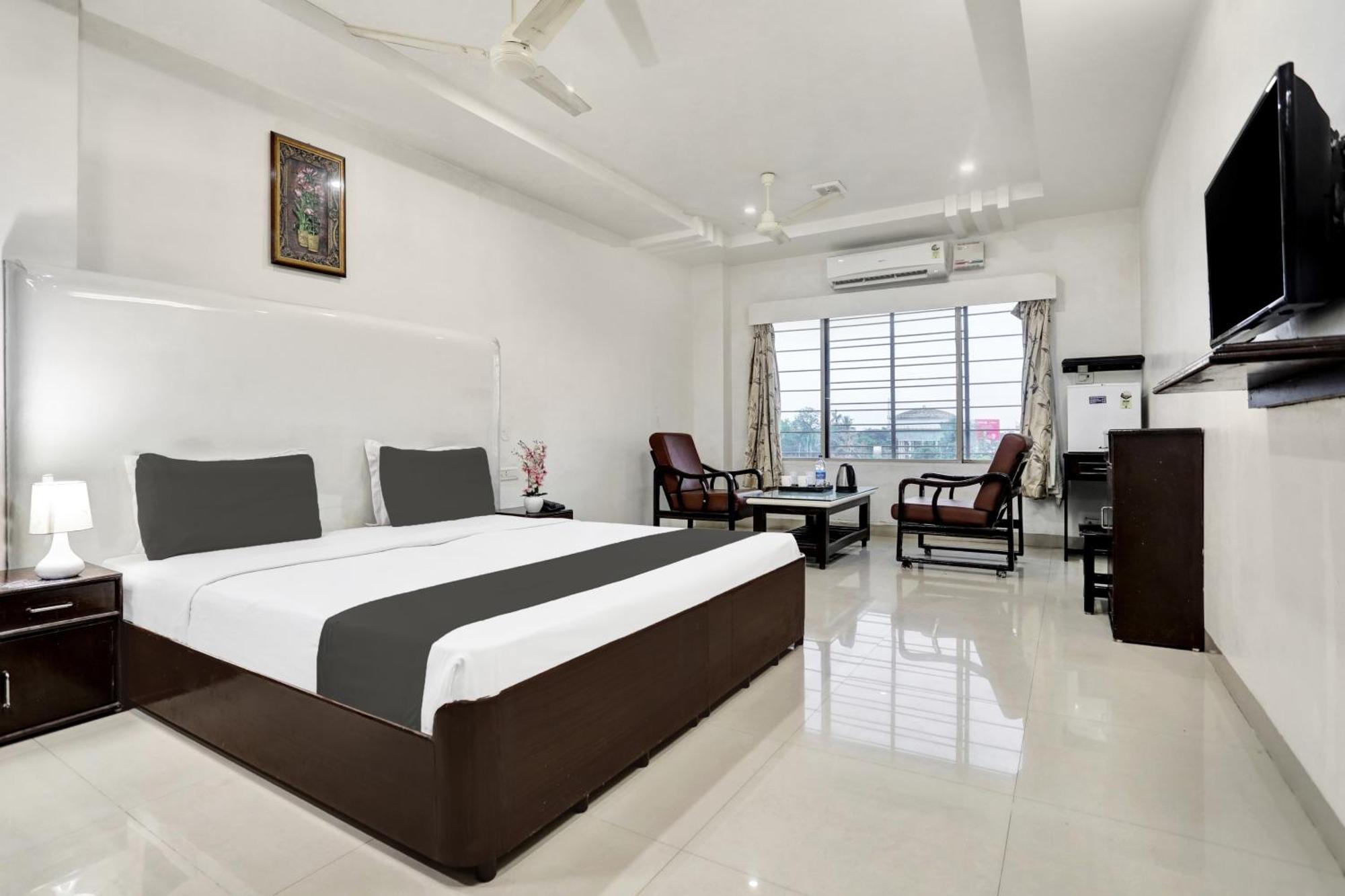 Townhouse Eluru Hotell Exteriör bild