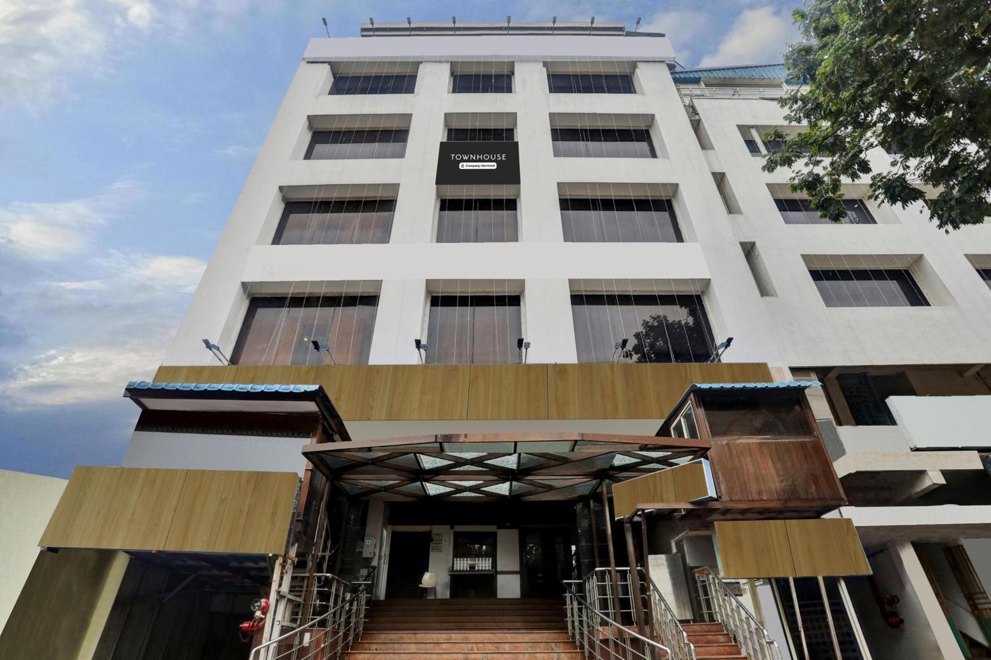 Townhouse Eluru Hotell Exteriör bild