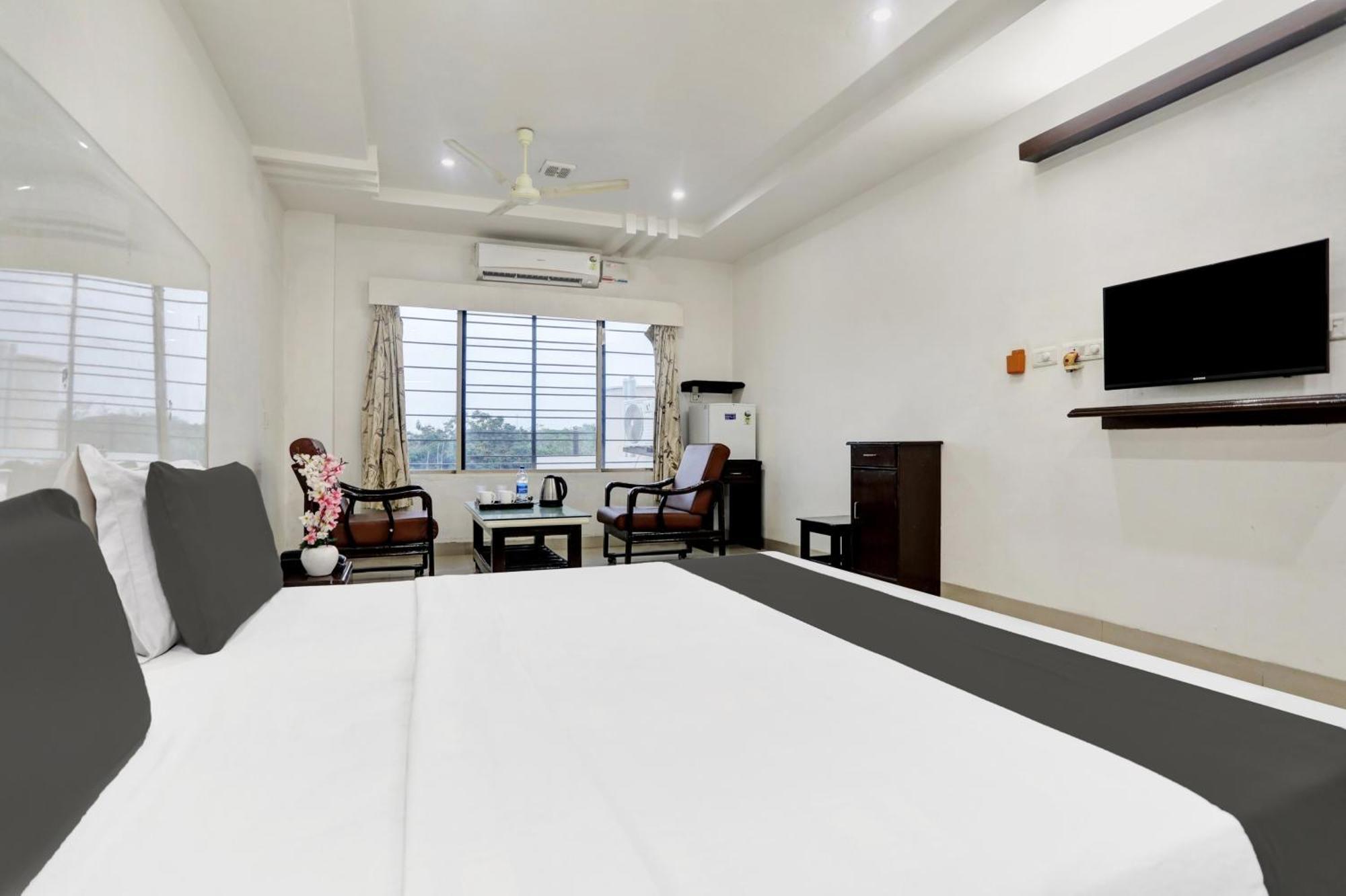 Townhouse Eluru Hotell Exteriör bild