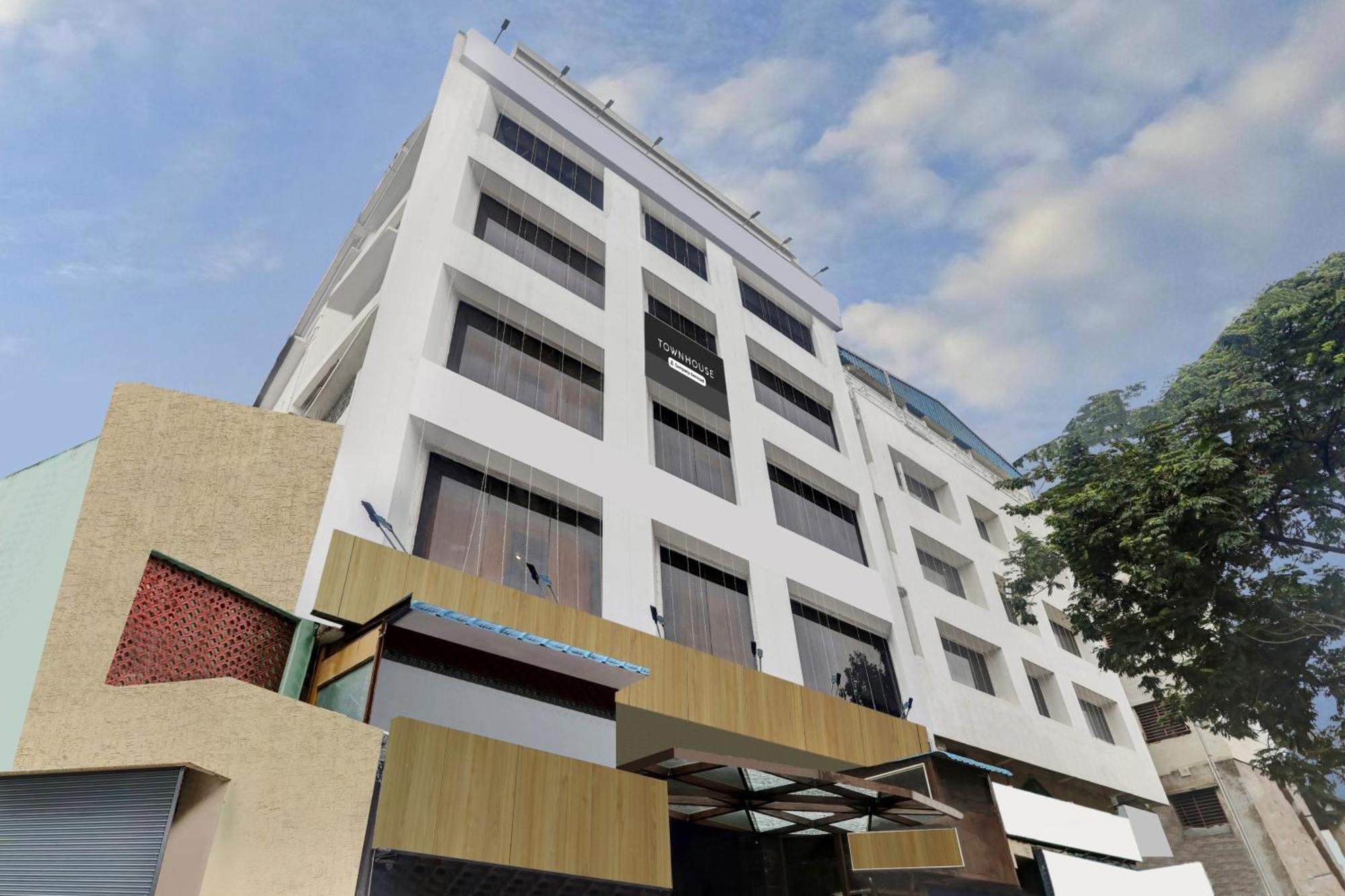 Townhouse Eluru Hotell Exteriör bild