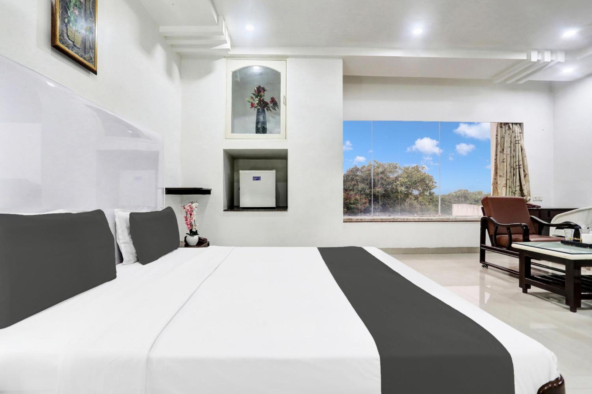 Townhouse Eluru Hotell Exteriör bild