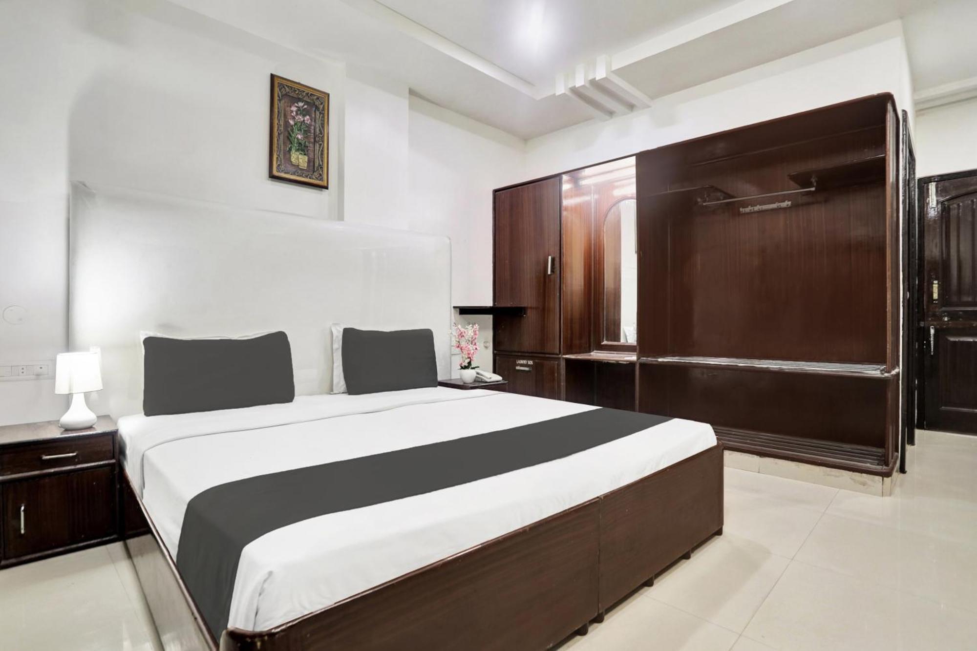 Townhouse Eluru Hotell Exteriör bild