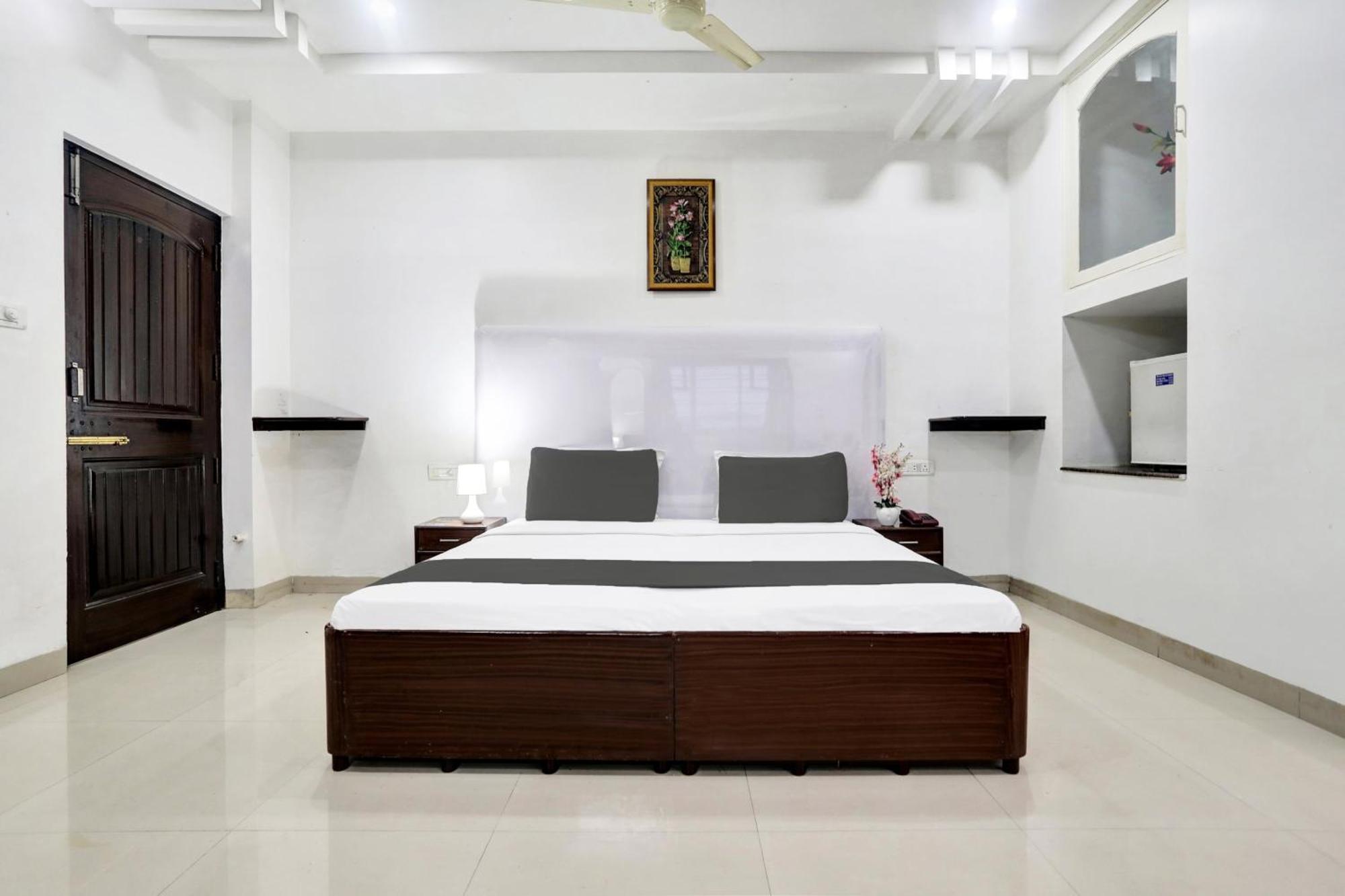 Townhouse Eluru Hotell Exteriör bild