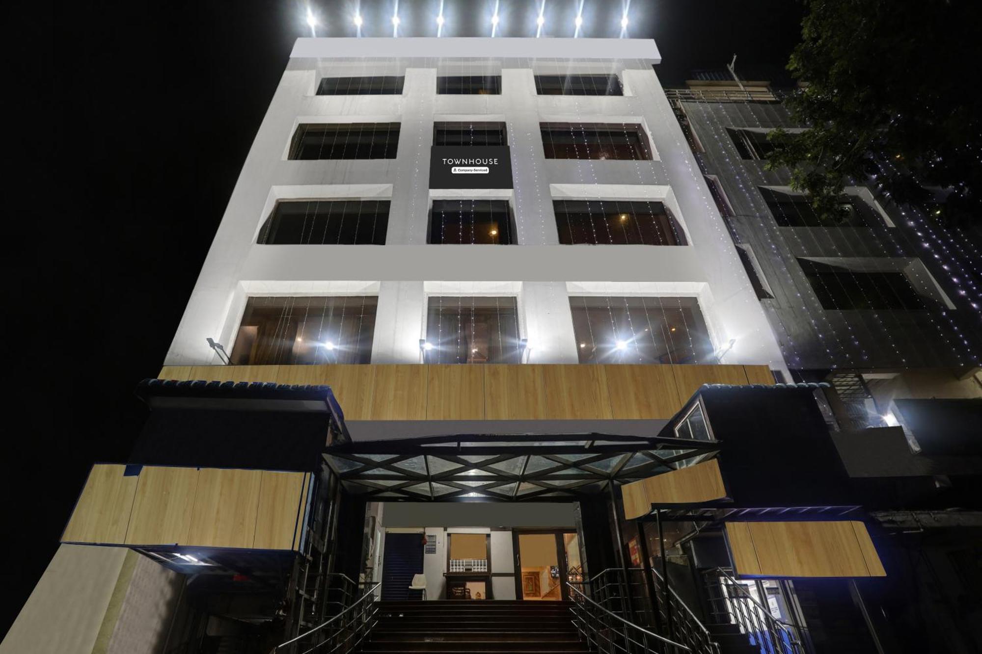 Townhouse Eluru Hotell Exteriör bild