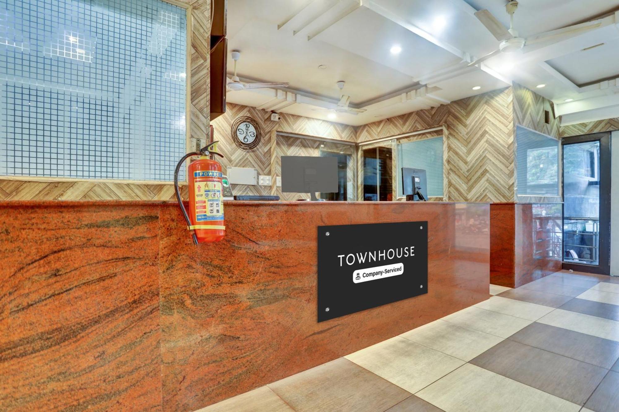 Townhouse Eluru Hotell Exteriör bild