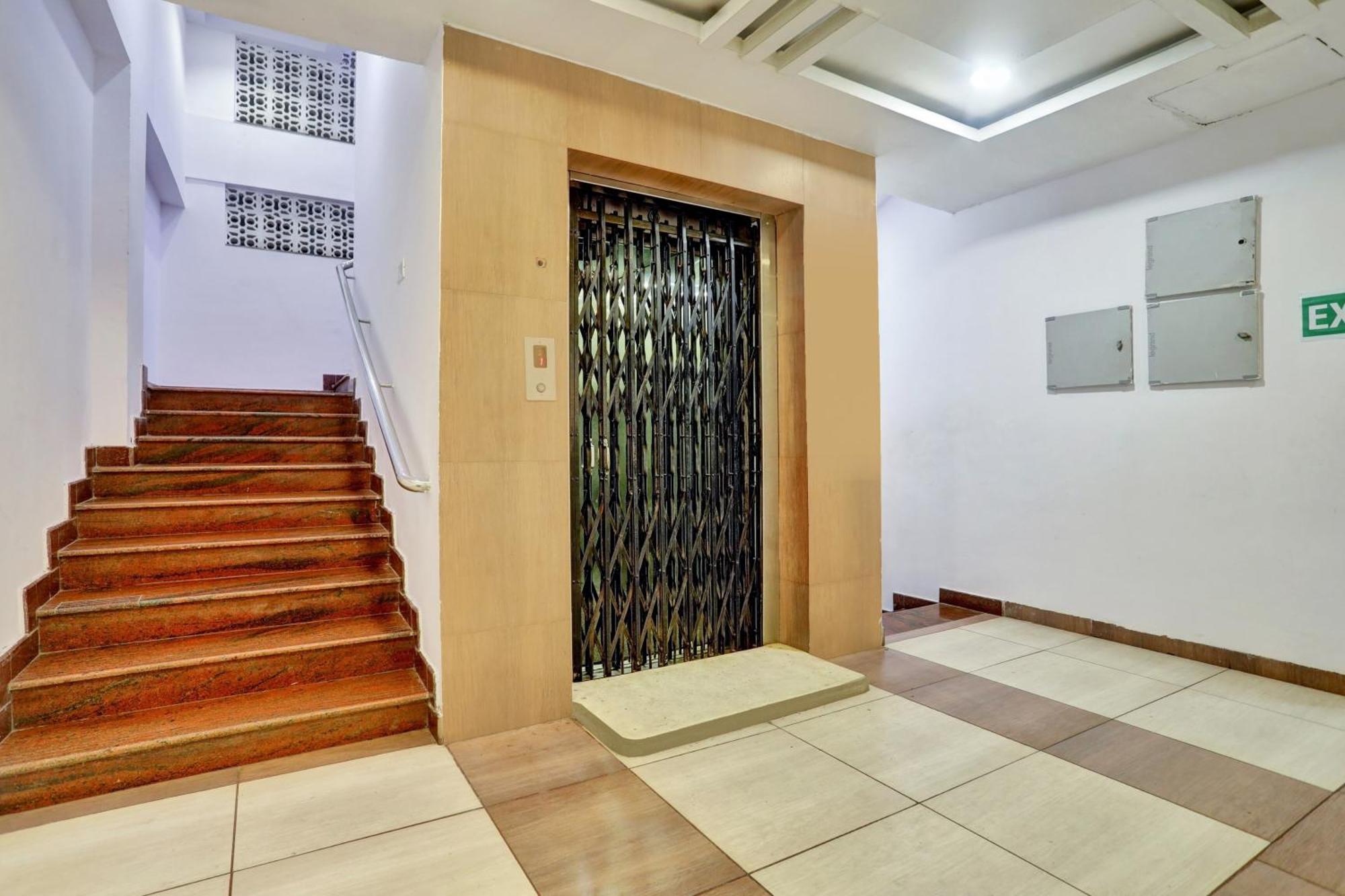 Townhouse Eluru Hotell Exteriör bild