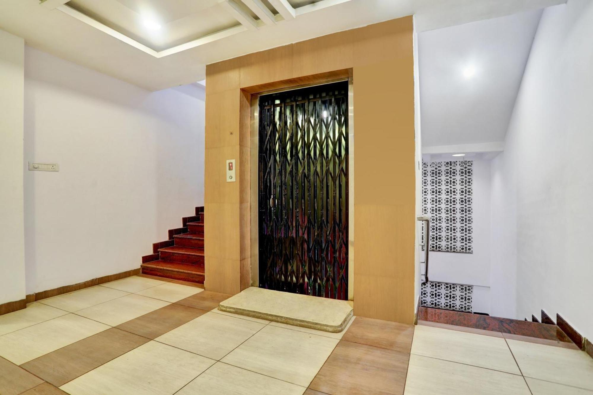 Townhouse Eluru Hotell Exteriör bild