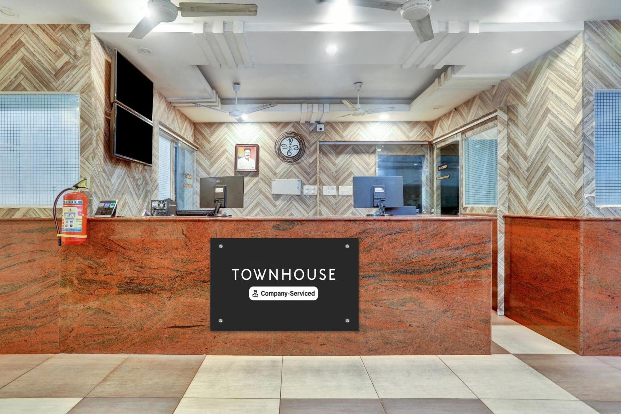 Townhouse Eluru Hotell Exteriör bild