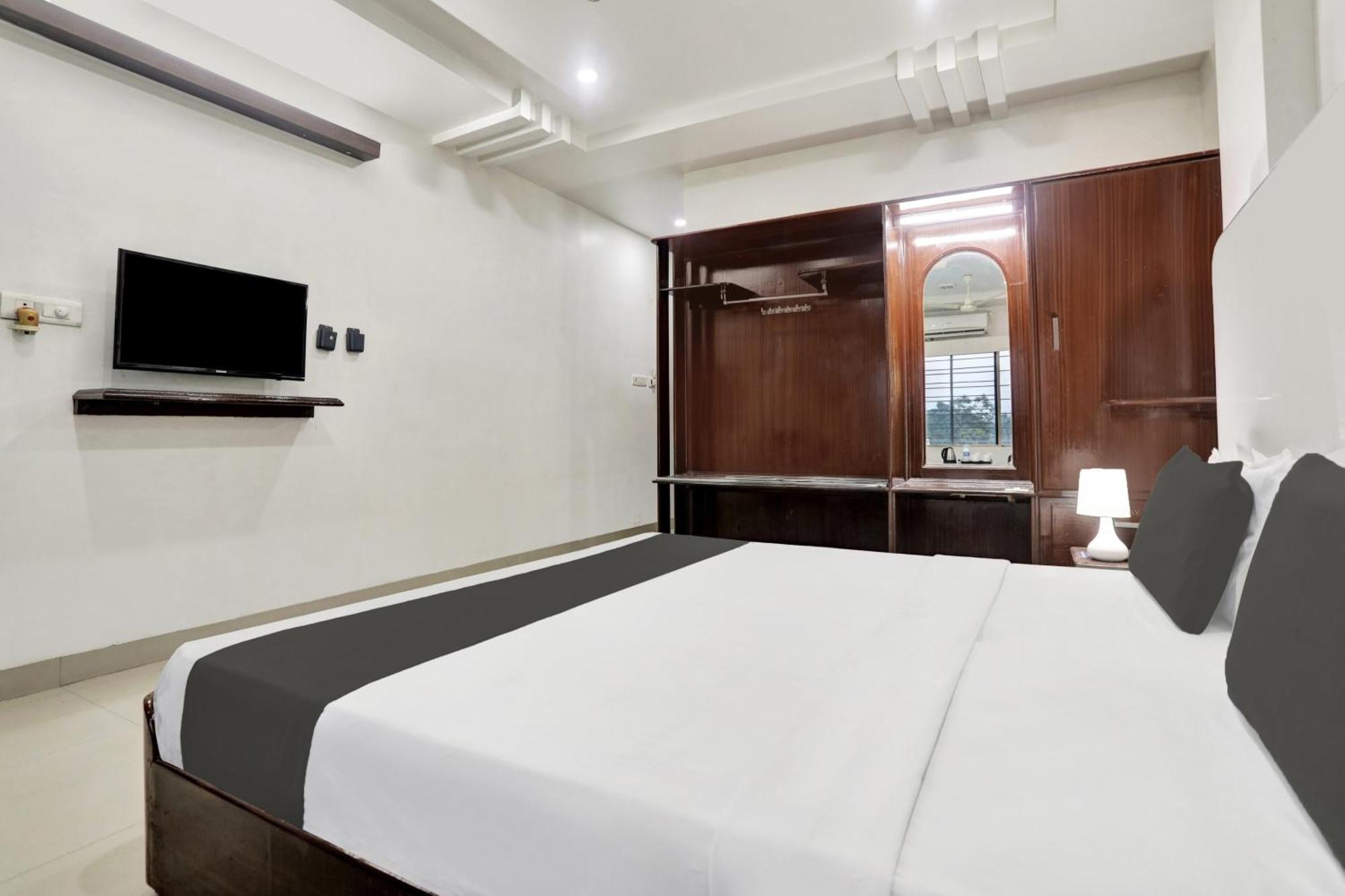 Townhouse Eluru Hotell Exteriör bild