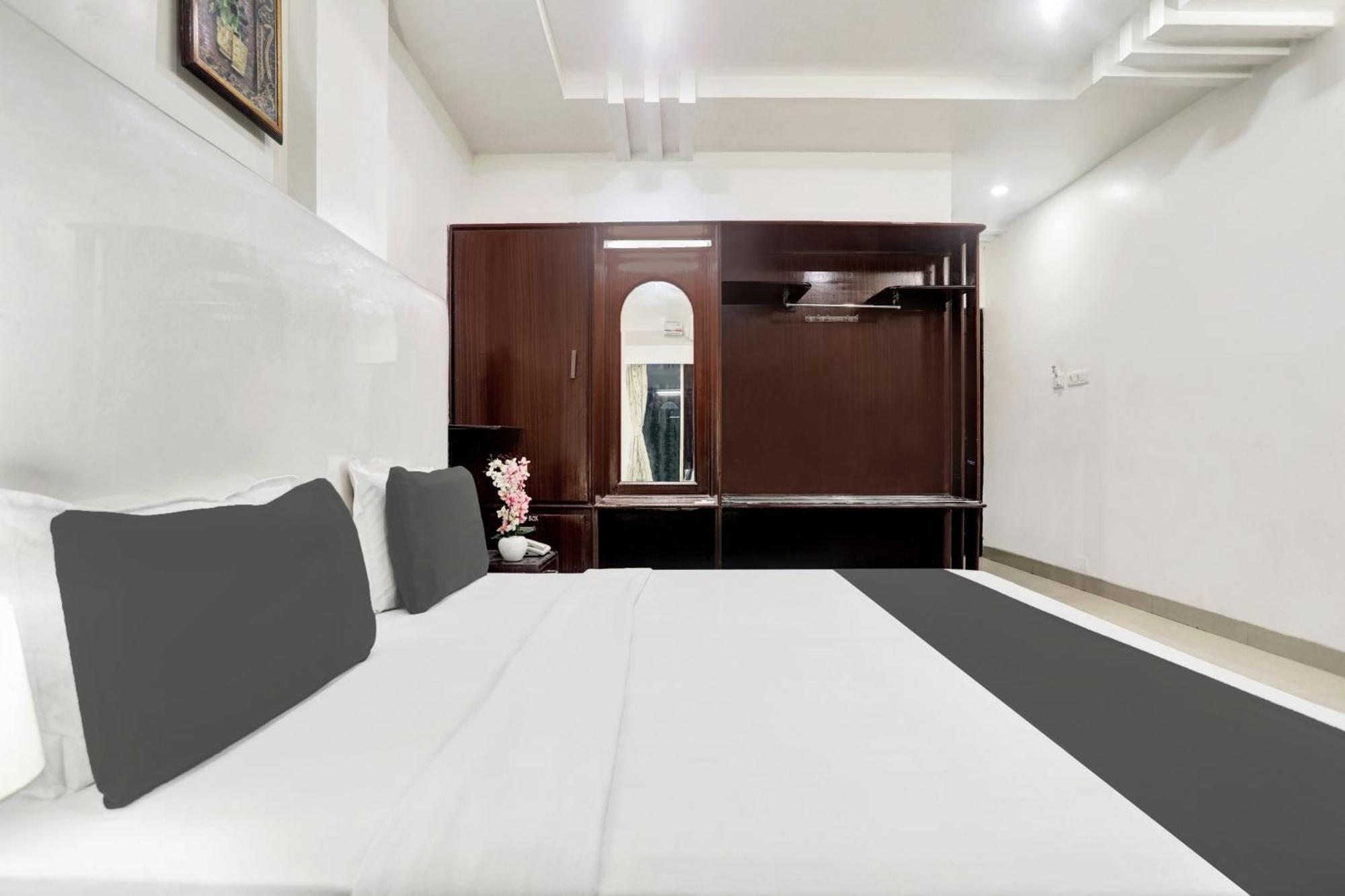 Townhouse Eluru Hotell Exteriör bild