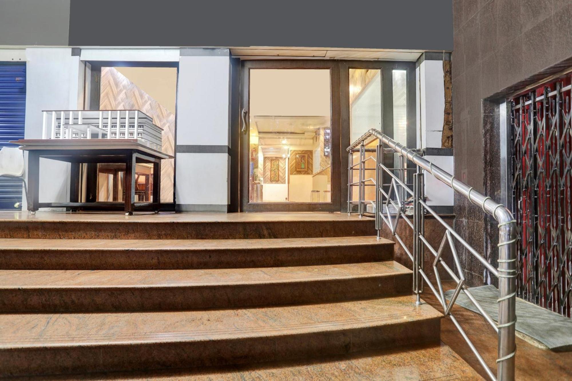 Townhouse Eluru Hotell Exteriör bild