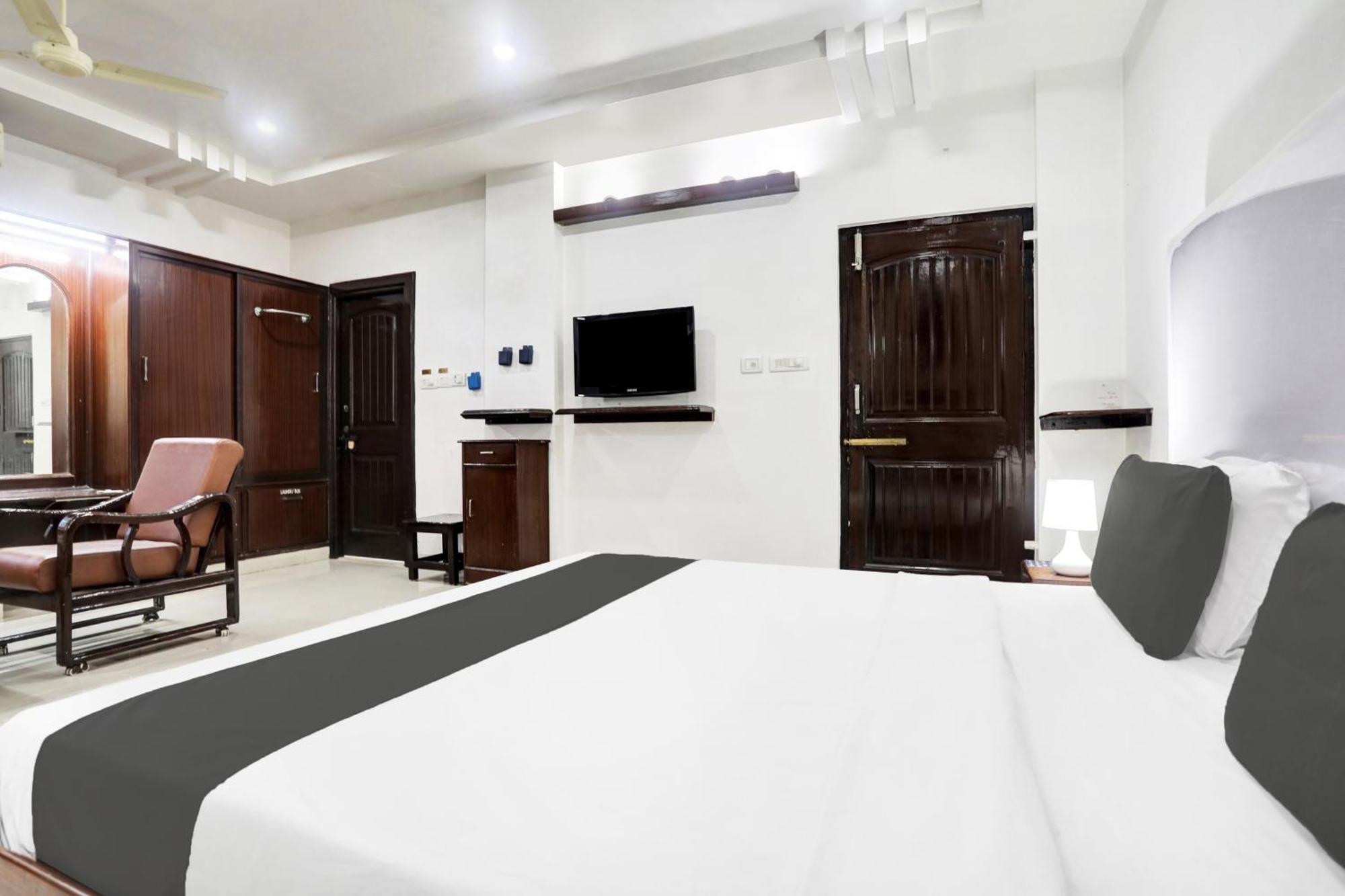 Townhouse Eluru Hotell Exteriör bild