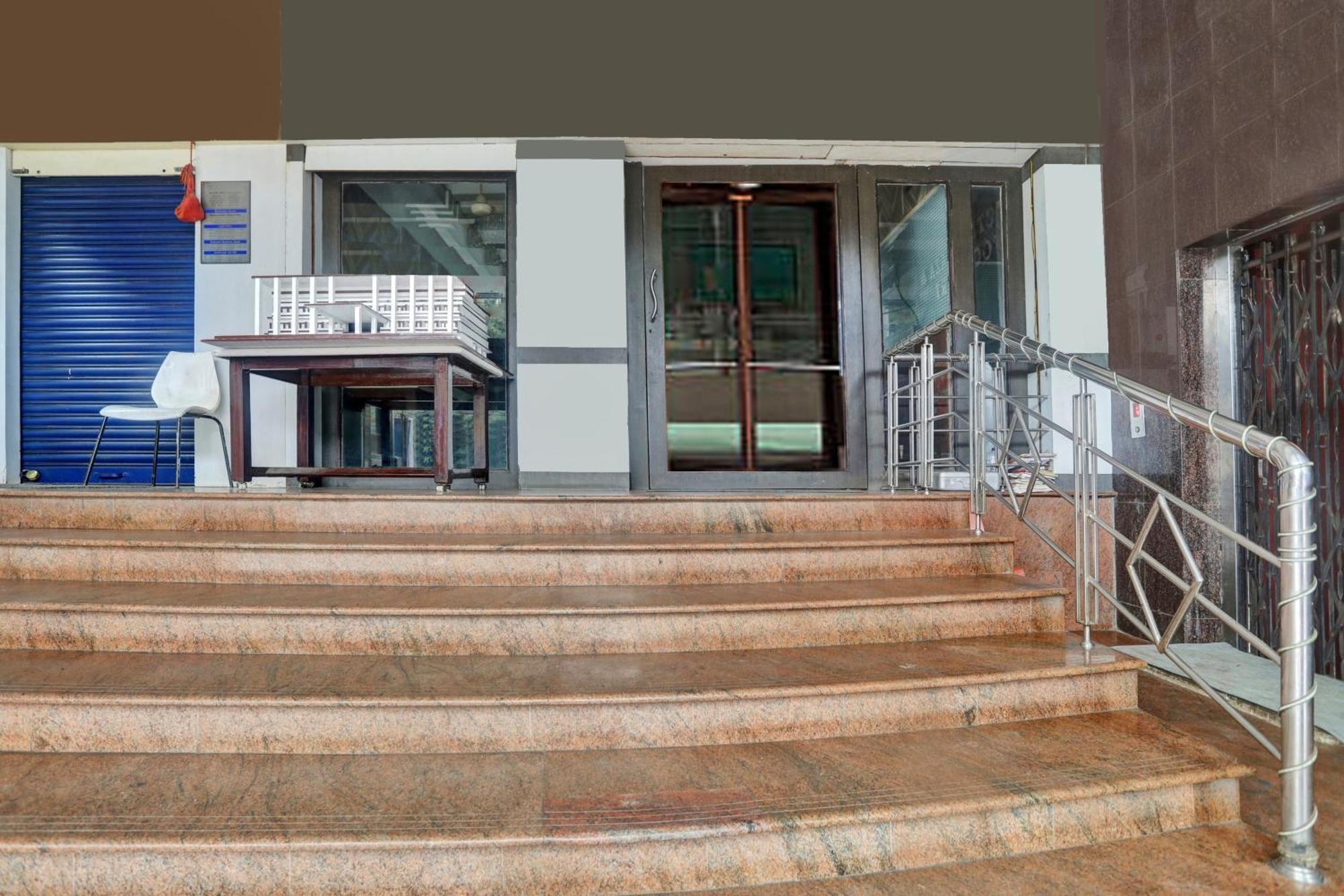 Townhouse Eluru Hotell Exteriör bild