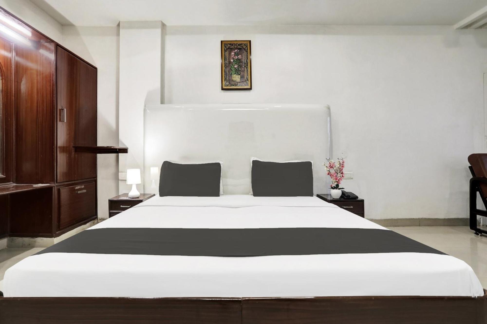Townhouse Eluru Hotell Exteriör bild