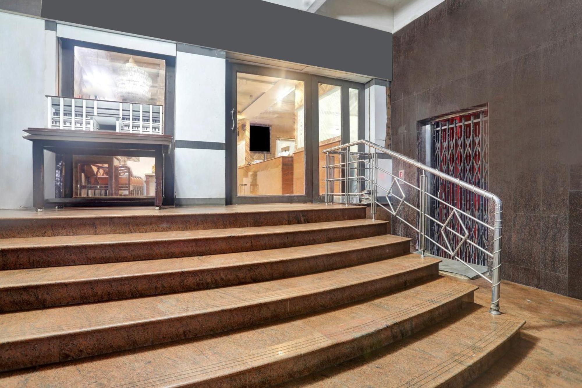 Townhouse Eluru Hotell Exteriör bild
