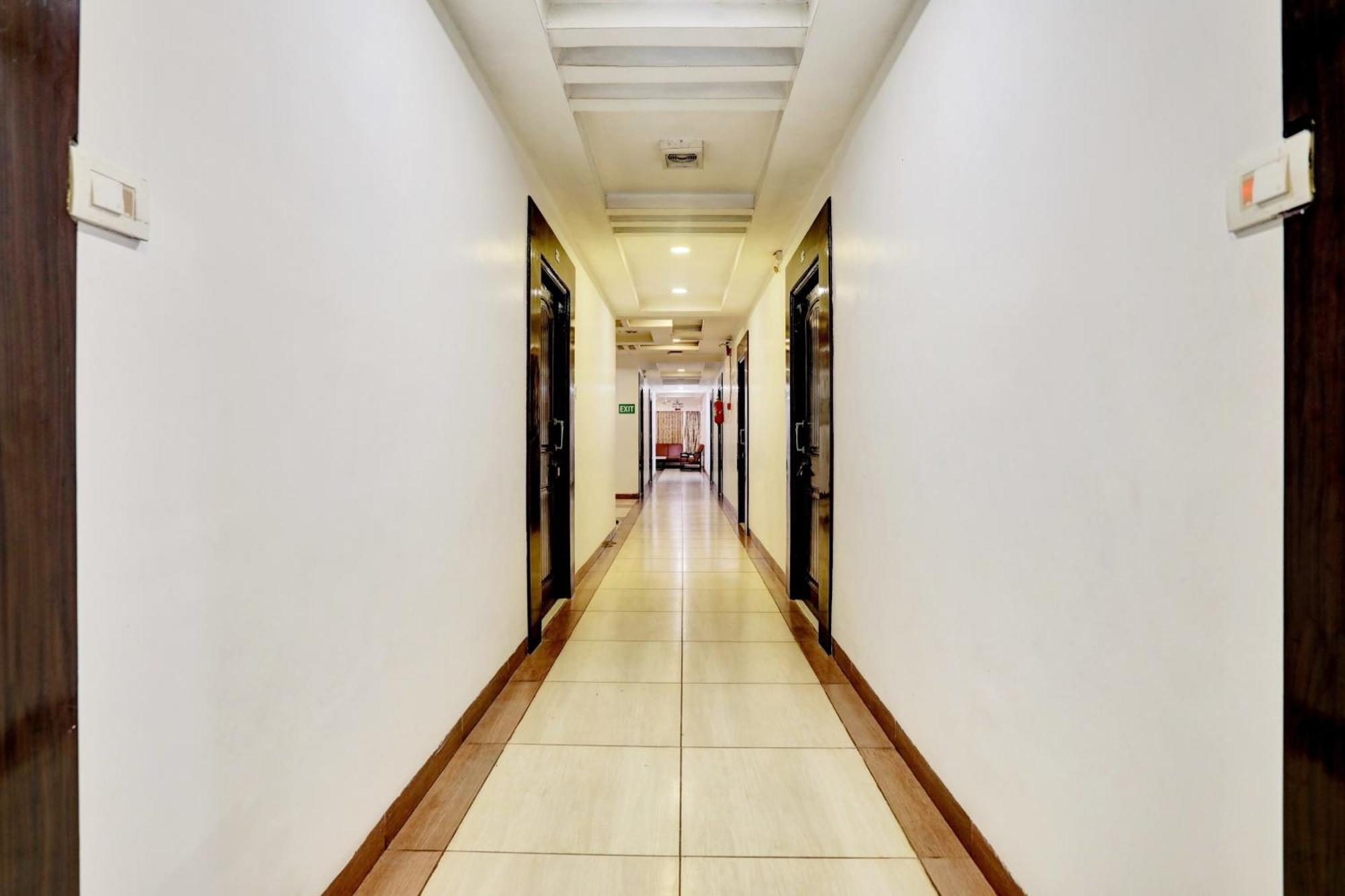 Townhouse Eluru Hotell Exteriör bild