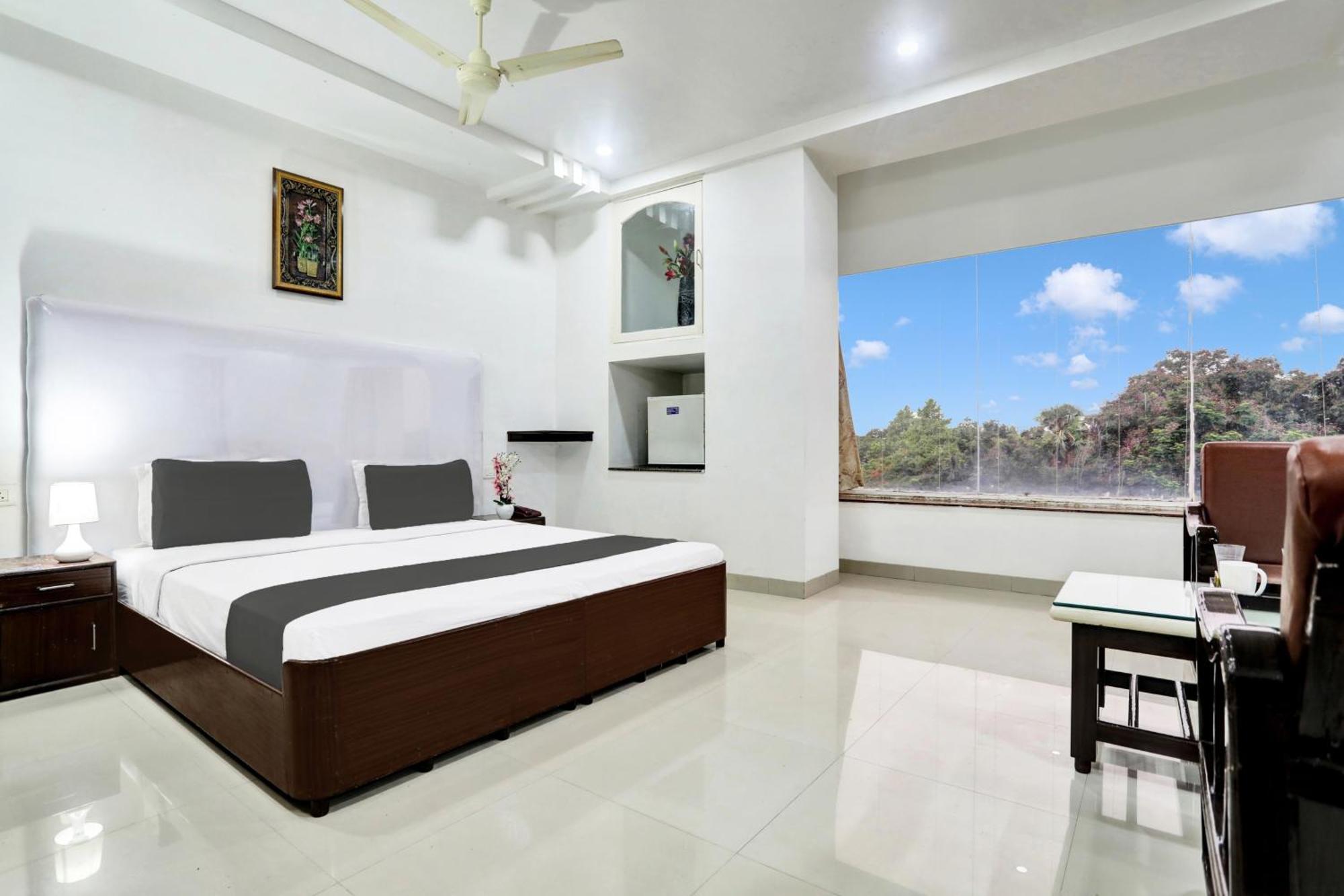 Townhouse Eluru Hotell Exteriör bild