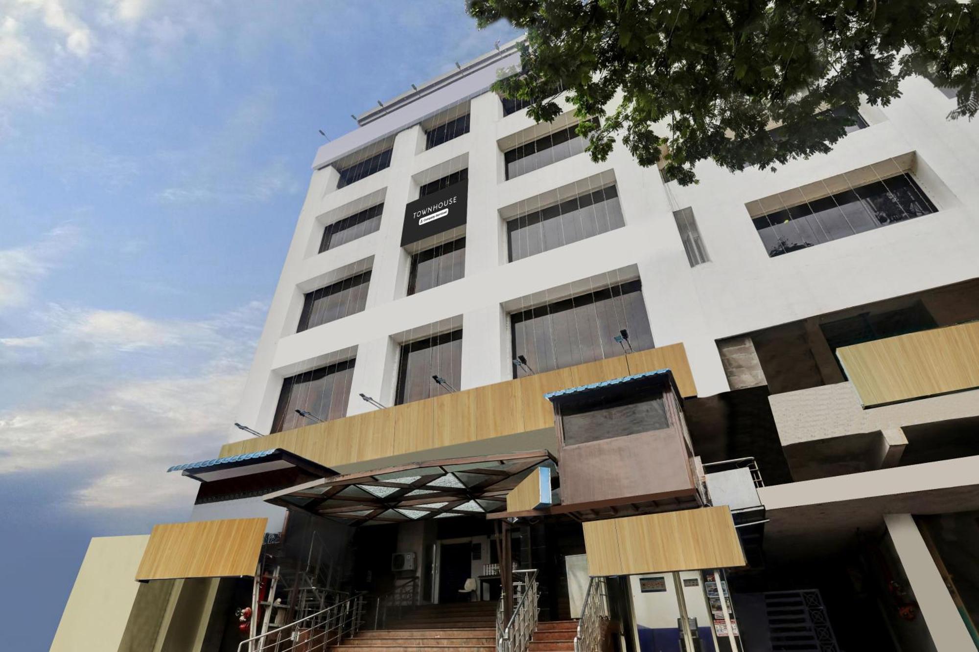 Townhouse Eluru Hotell Exteriör bild