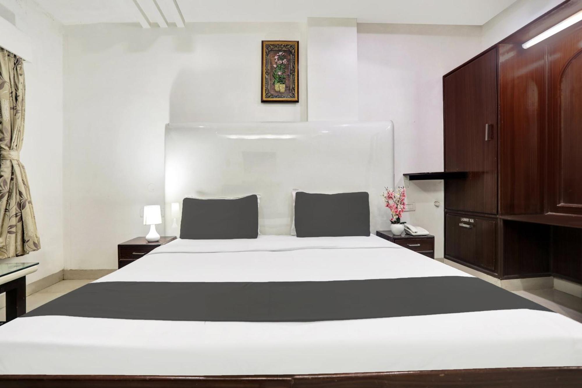 Townhouse Eluru Hotell Exteriör bild