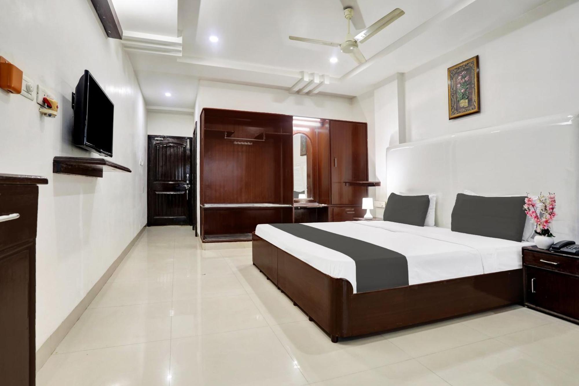 Townhouse Eluru Hotell Exteriör bild