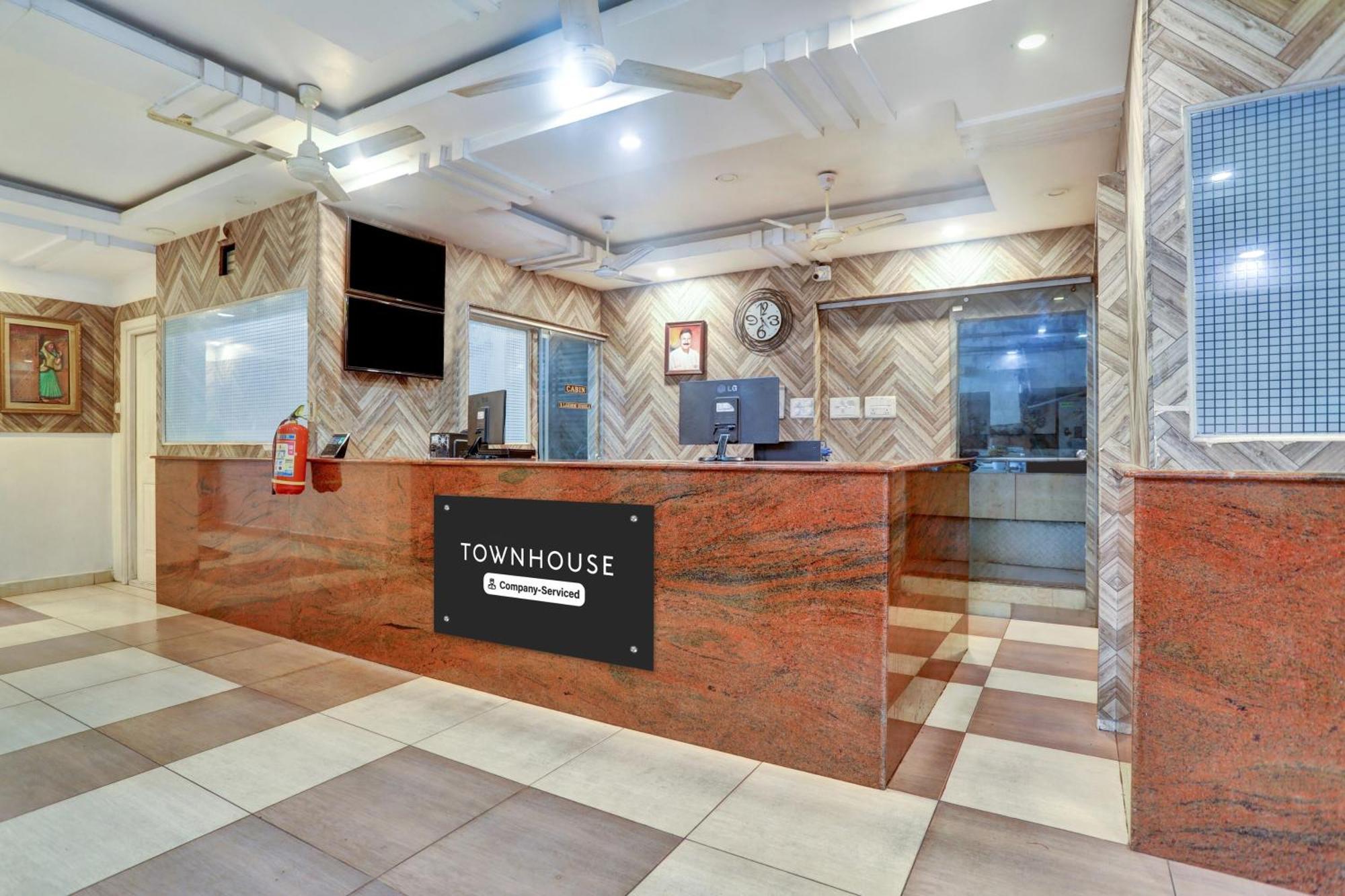 Townhouse Eluru Hotell Exteriör bild